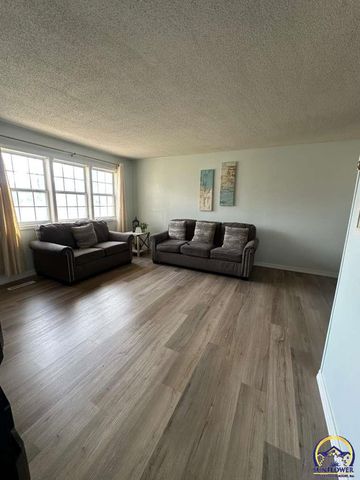 1302 Goura Pl, Emporia, KS 66801