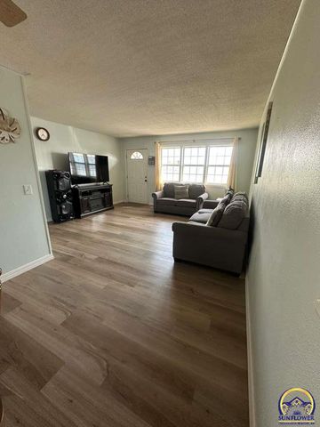 1302 Goura Pl, Emporia, KS 66801