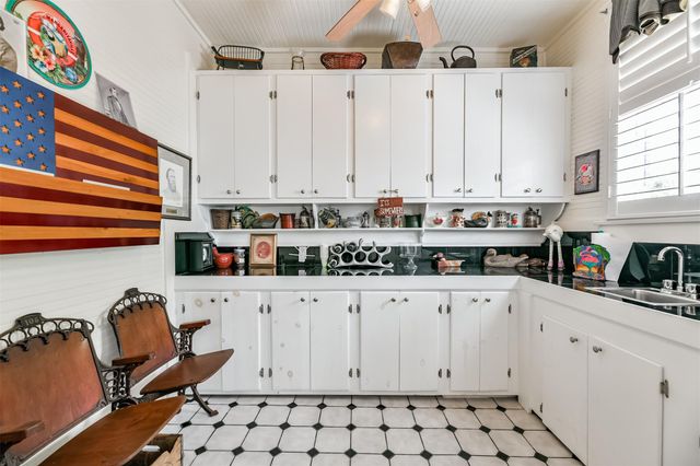 1128 Postoffice Street, Galveston, TX 77550