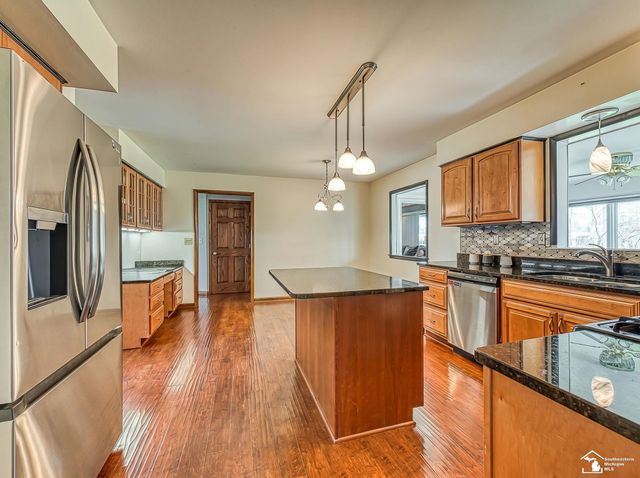 1060 Hollywood Drive, Monroe, MI 48162
