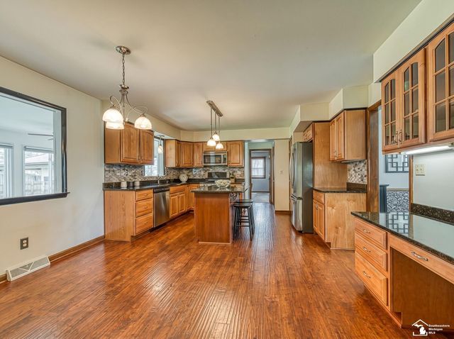 1060 Hollywood Drive, Monroe, MI 48162