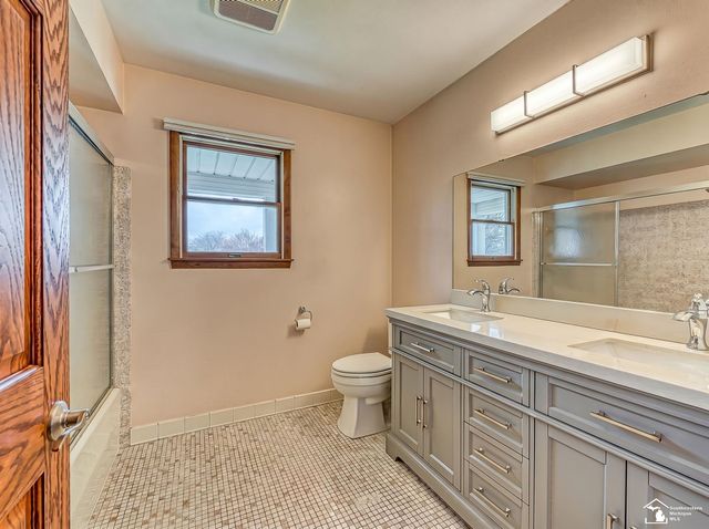 1060 Hollywood Drive, Monroe, MI 48162