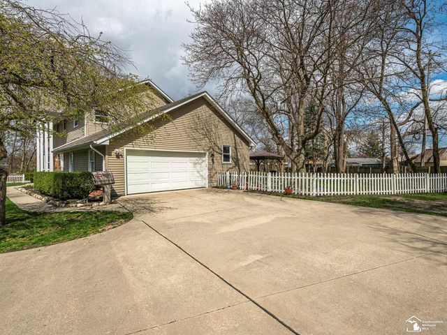 1060 Hollywood Drive, Monroe, MI 48162