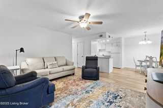 9806 Whipps Mill Rd UNIT 1, Louisville, KY 40223