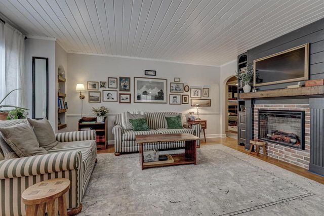 1910 N LAWE STREET, Appleton, WI 54911