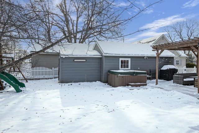 1910 N LAWE STREET, Appleton, WI 54911