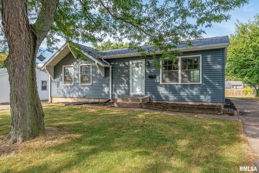 3322 CLOVER HILLS Drive, Bettendorf, IA 52722
