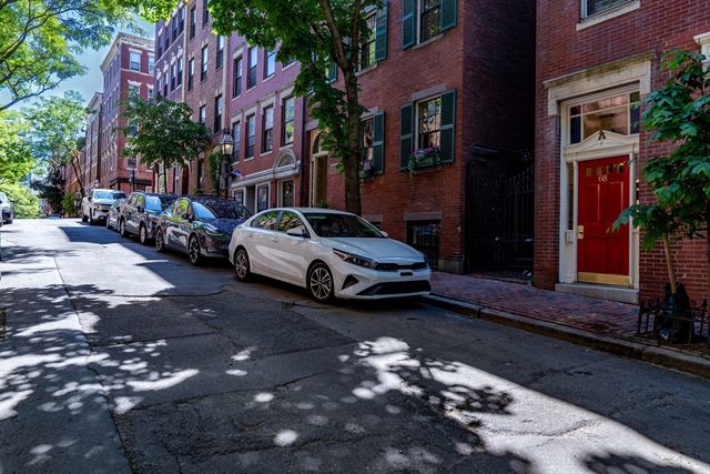68 Phillips St 6, Boston, MA 02114