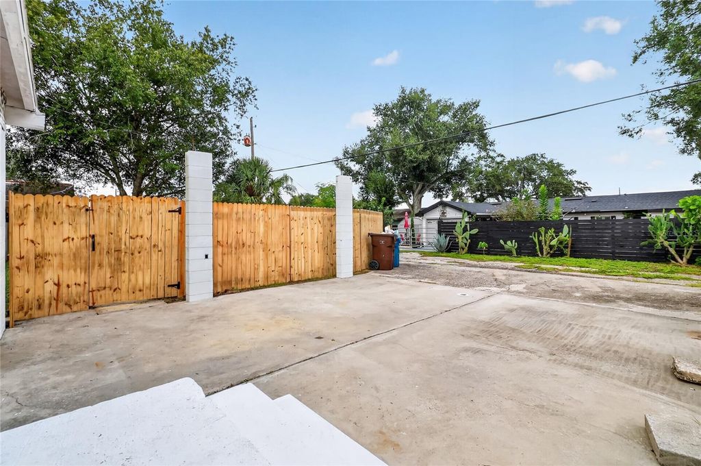 Image 48 of property listing at 307 STEEDLY AVENUE, Lake Wales, FL 33853