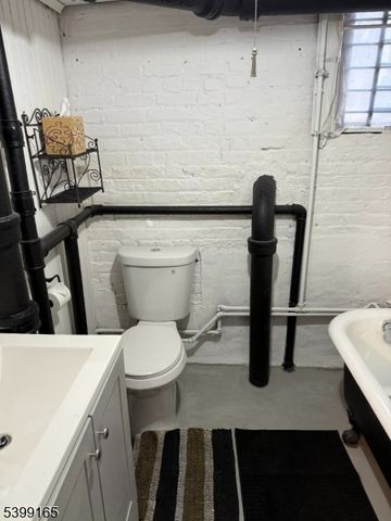 70 Girard Pl, Newark City, NJ 07108