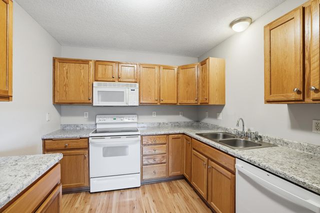 2525 Cobble Hill Court J, Woodbury, MN 55125