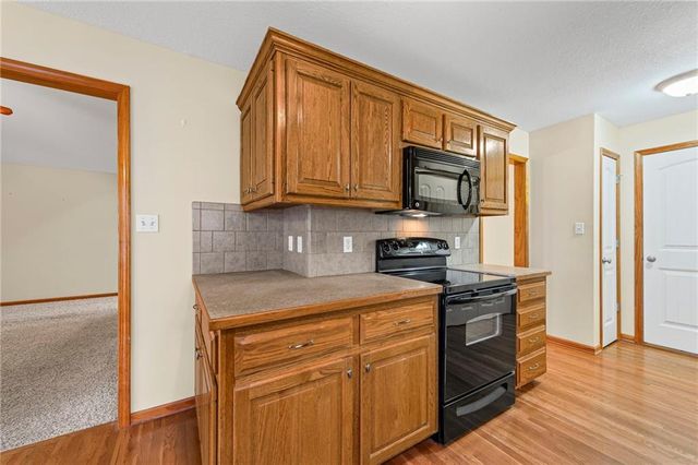 4923 Parkway Drive, Leavenworth, KS 66048