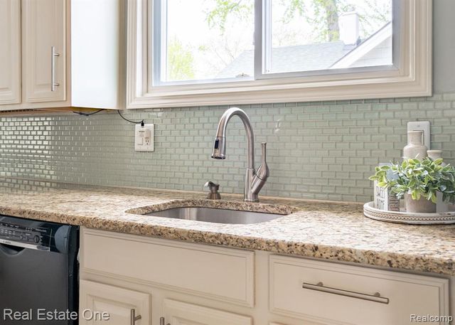 353 S Webik Avenue, Clawson, MI 48017