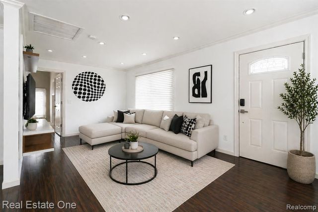 353 S Webik Avenue, Clawson, MI 48017