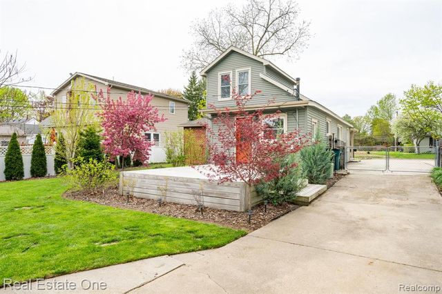 353 S Webik Avenue, Clawson, MI 48017