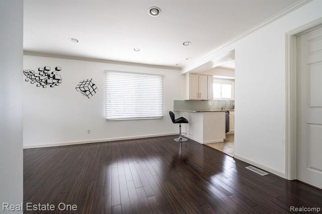 353 S Webik Avenue, Clawson, MI 48017