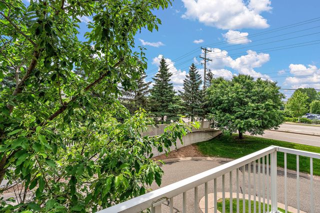 1613 County Road D E L, Maplewood, MN 55109