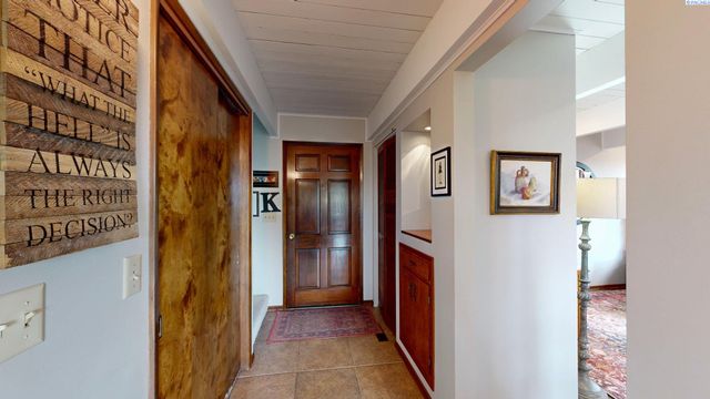 305 NW Janet St, Pullman, WA 99163