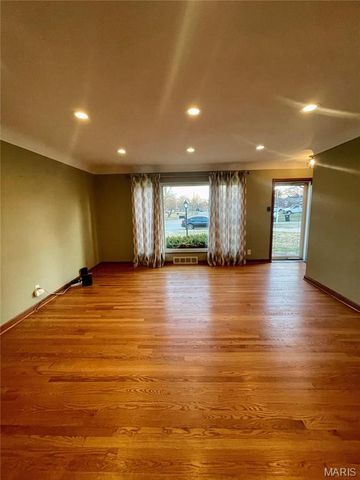 8501 Grantshire Lane, St Louis, MO 63123