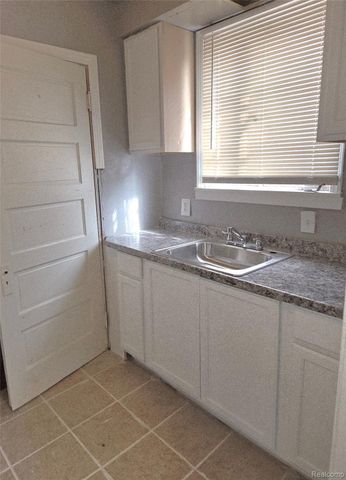 8850 Farmbrook Street, Detroit, MI 48224