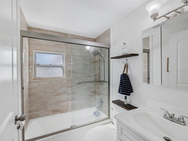 5240 43RD TERRACE N, St Petersburg, FL 33709