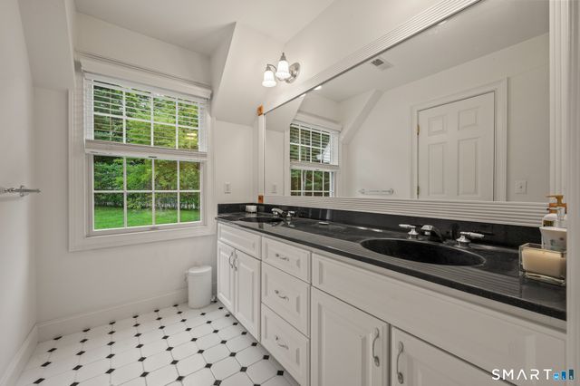 9 Glenmor Drive, Newtown, CT 06470