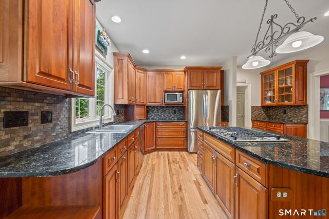 9 Glenmor Drive, Newtown, CT 06470