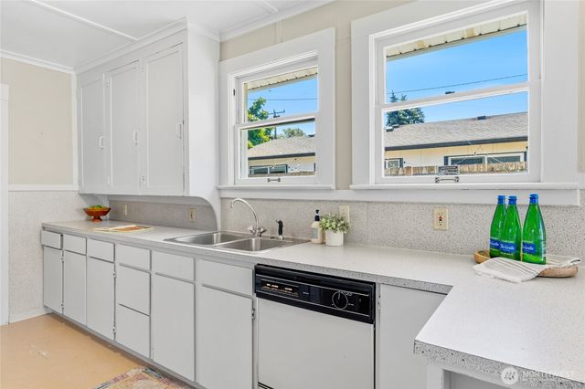 4051 19th Avenue SW, Seattle, WA 98106