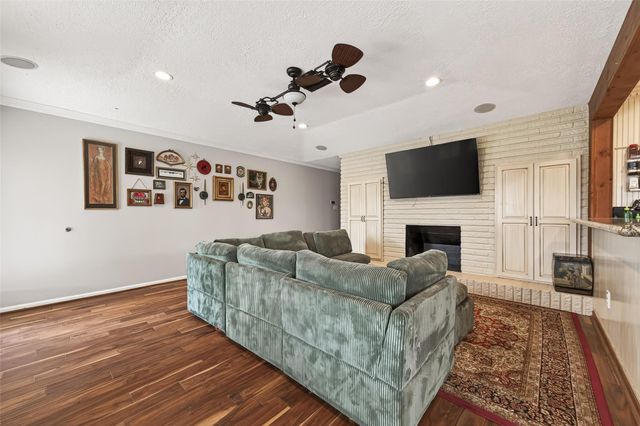 805 Camelot Lane, Friendswood, TX 77546