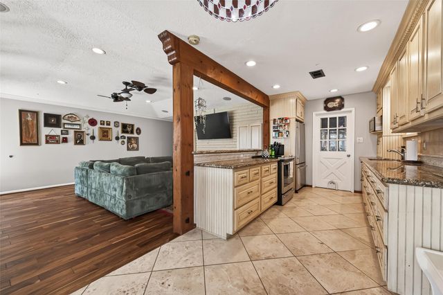 805 Camelot Lane, Friendswood, TX 77546