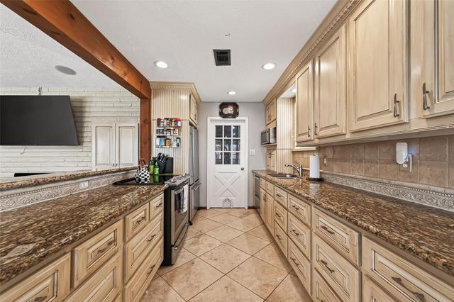 805 Camelot Lane, Friendswood, TX 77546