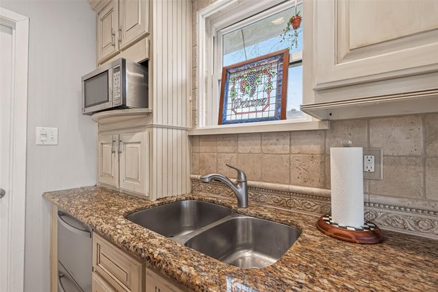 805 Camelot Lane, Friendswood, TX 77546