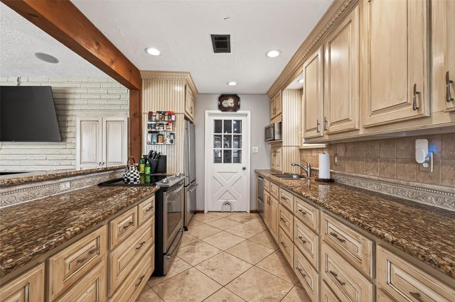 805 Camelot Lane, Friendswood, TX 77546