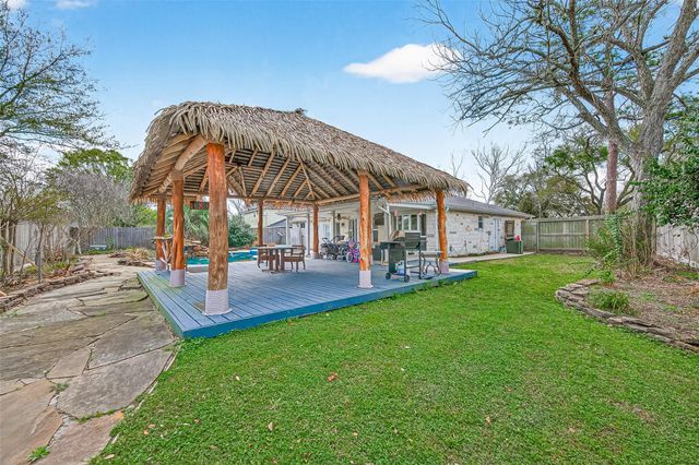 805 Camelot Lane, Friendswood, TX 77546