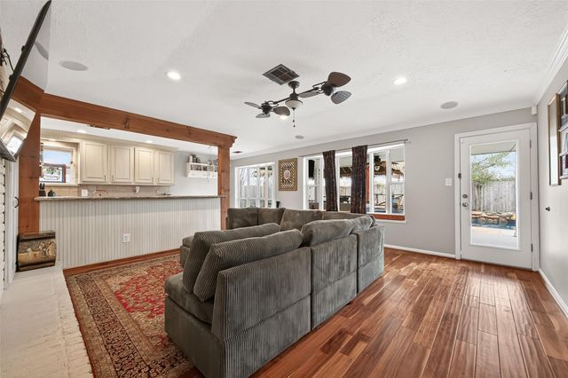 805 Camelot Lane, Friendswood, TX 77546