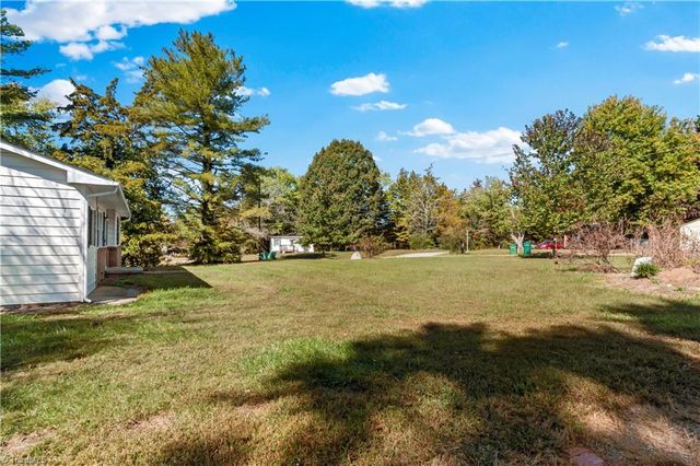 2878 Amber NE Lane, Walkertown, NC 27105