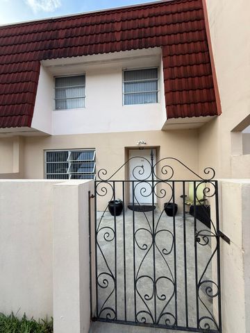 4136 Inverrary Drive 15C, Lauderhill, FL 33319
