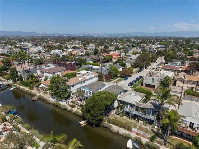 2722 Grand Canal, Los Angeles, CA 90291