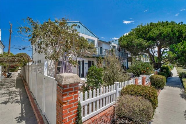 2722 Grand Canal, Los Angeles, CA 90291