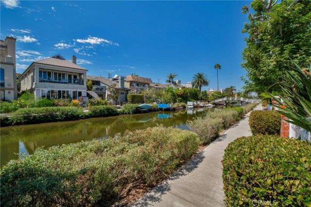 2722 Grand Canal, Los Angeles, CA 90291