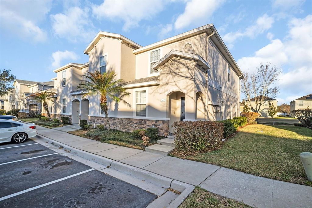 Image 2 of property listing at 1943 GREENWOOD VALLEY DRIVE, Plant City, FL 33563