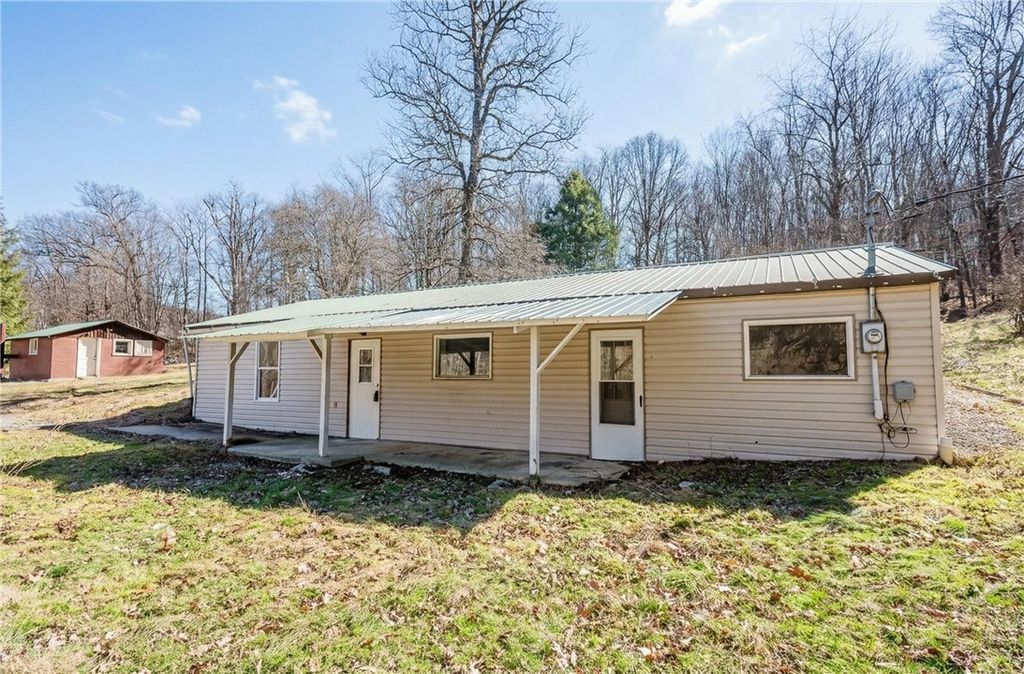 348 Hollow Rd, Washington Twp, PA 16218