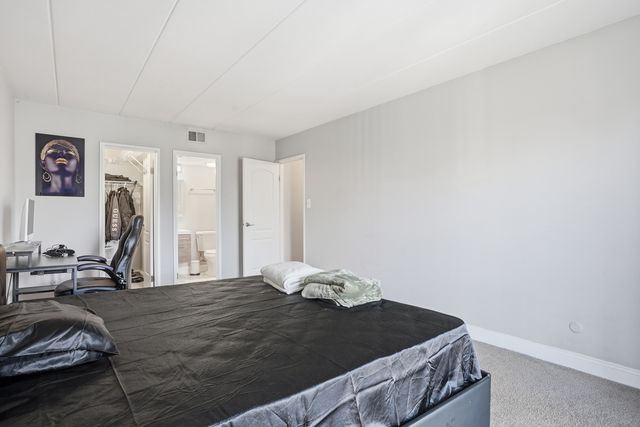 6443 Clarendon Hills Road 402, Willowbrook, IL 60527