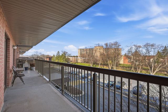 6443 Clarendon Hills Road 402, Willowbrook, IL 60527