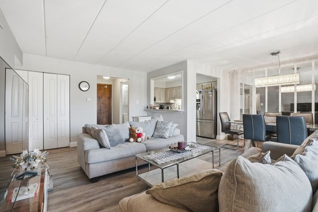 6443 Clarendon Hills Road 402, Willowbrook, IL 60527