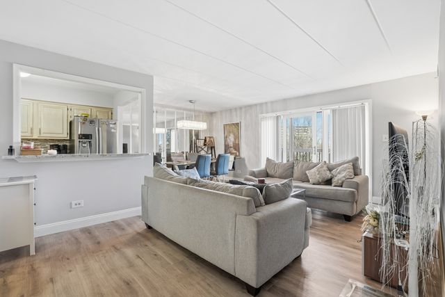 6443 Clarendon Hills Road 402, Willowbrook, IL 60527