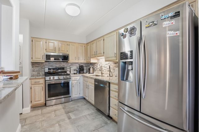 6443 Clarendon Hills Road 402, Willowbrook, IL 60527