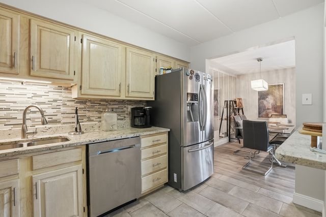 6443 Clarendon Hills Road 402, Willowbrook, IL 60527