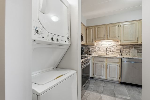 6443 Clarendon Hills Road 402, Willowbrook, IL 60527