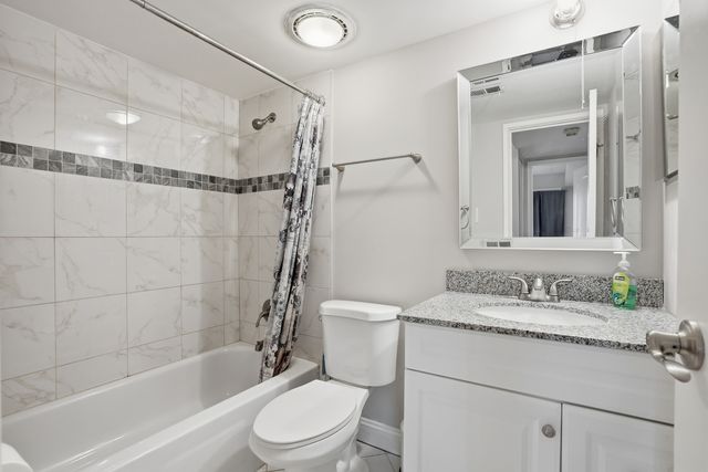 6443 Clarendon Hills Road 402, Willowbrook, IL 60527